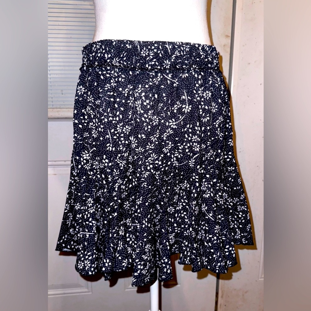 #1144 NXH Blue & White Short Skirt XL, length 16 inches Never Worn